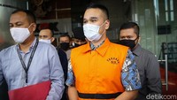 Nurhadi dan Rezky ditangkap KPK setelah menjadi buron selama hampir 4 bulan. Nurhadi bersama Rezky Herbiyono (RHE) dan Direktur PT Multicon Indrajaya Terminal (MIT) Hiendra Soenjoto (HS) dijerat sebagai tersangka oleh KPK pada 16 Desember 2019.