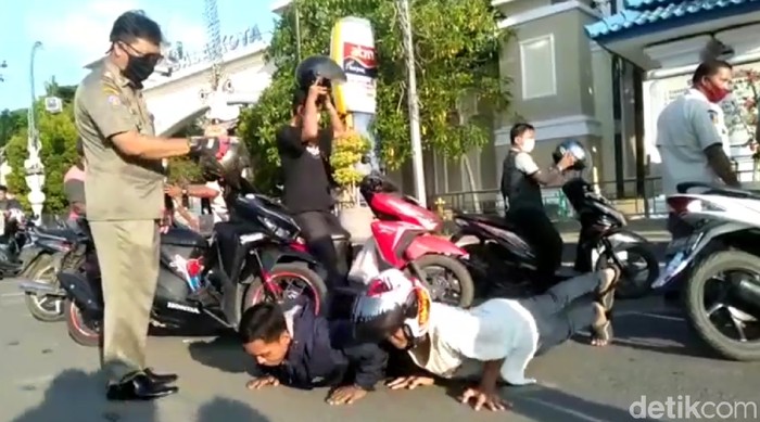 Para warga di Kota Tegal yang tak bermasker dihukum push up atau bernyanyi