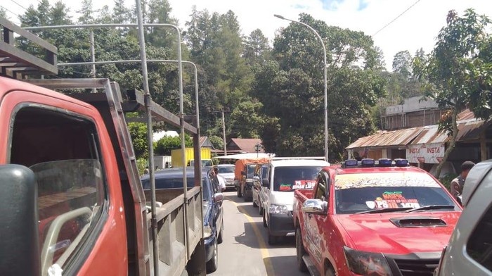 Pedagang tertahan di perbatasan Enrekang-Tana Toraja (dok. Istimewa).