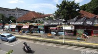 Di Jakarta, penjual nasi Kapau memang tak sebanyak nasi Padang. Namun ada satu kawasan di Senen, Jakarta Pusat yang terkenal sebagai surga nasi Kapau. Sekitar sepuluh penjual nasi Kapau berjejer dan berjualan di sini. Setiap tempat seolah sudah memiliki pelanggan setia masing-masing, meski menu yang ditawarkan hampir serupa.
