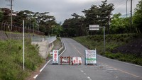 Kebijakan ini adalah keputusan otoritas prefektur Shizuoka. Sebelumnya prefektur Yamanashi mengumumkan bahwa pihaknya menutup rute pendakian Yoshida, satu rute pendakian lainnya ke puncak Gunung Fuji yang juga menjadi rute paling populer.