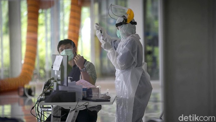 Kabar baik bagi warga Depok. Rumah Sakit Universitas Indonesia (RSUI) memberikan layanan swab test PCR virus Corona tanpa biaya alias gratis untuk warga Depok.