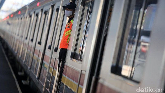 Jawa Barat bersiap menerapkan fase kenormalan baru. Protokol ini akan diterapkan di transportasi publik. Begini kondisi di gerbong KRL jelang new normal.