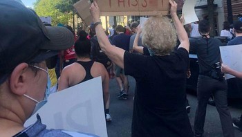 Seorang nenek di Raleigh, Carolina Utara tidak bisa tinggal diam masih terjadi rasisme di usianya saat ini. Foto: via Bored Panda