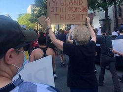 Momen Haru di Tengah Demonstrasi Dukung George Floyd