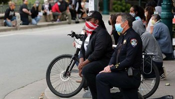 Kepala Kepolisian Santa Cruz berlutut bersama para pendemo aksi damai. Foto: via Bored Panda