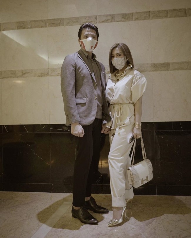 Tas langka Syahrini yang harganya mencapai Rp 2 miliar ini diungkap oleh Nina Kaginda yang merupakan pemilik butik Hermes, Gallerie Exotique. Dalam unggahannya di Instagram Story, Nina secara khusus menyebutkan tas Hermes yang dipakai Syahrini. “@princessyahrini with Gorgeous Limited Himalayan Constance 24 Only One in Indonesia,” tulisnya menyebutkan bahwa tas Hermes yang dibawa Syahrini ini hanya ada satu di Indonesia. Postingan Nina ini diunggah ulang oleh Syahrini ke Instagram Story. Foto: Instagram/@princessyahrini