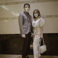 Tas langka Syahrini yang harganya mencapai Rp 2 miliar ini diungkap oleh Nina Kaginda yang merupakan pemilik butik Hermes, Gallerie Exotique. Dalam unggahannya di Instagram Story, Nina secara khusus menyebutkan tas Hermes yang dipakai Syahrini. “@princessyahrini with Gorgeous Limited Himalayan Constance 24 Only One in Indonesia,” tulisnya menyebutkan bahwa tas Hermes yang dibawa Syahrini ini hanya ada satu di Indonesia. Postingan Nina ini diunggah ulang oleh Syahrini ke Instagram Story. Foto: Instagram/@princessyahrini