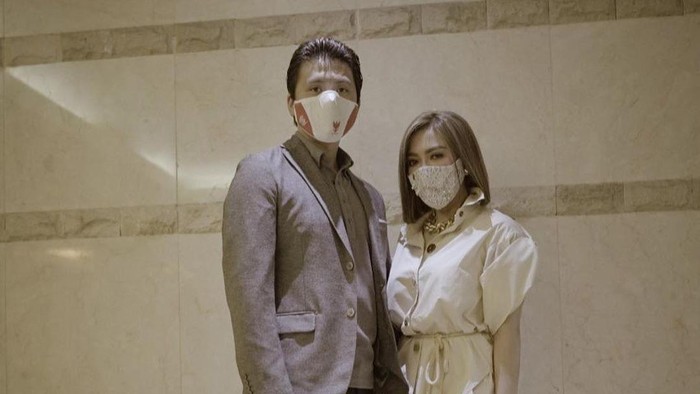 Gaya Syahrini pakai tas Hermes seharga Rp 2 miliar.