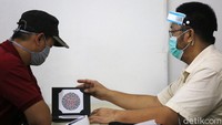 Seorang warga mengikuti tes kesehatan mata.