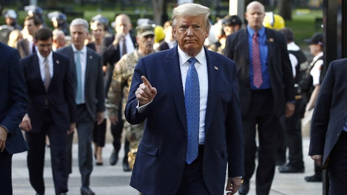 President Donald Trump returns to the White House after visiting outside St. Johns Church, Monday, June 1, 2020, in Washington. Part of the church was set on fire during protests on Sunday night. (AP Photo/Patrick Semansky)