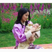 Inilah penampilan perdana Ratu Jetsun Pema bersama anak keduanya yag berjenis kelamin laki-laki. Dibalut selimut berwarna cokelat emas, bayi mungil yang lahir pada 19 Maret 2020 itu tampak digendong sang ratu. Foto: Instagram @queenjetsunpema