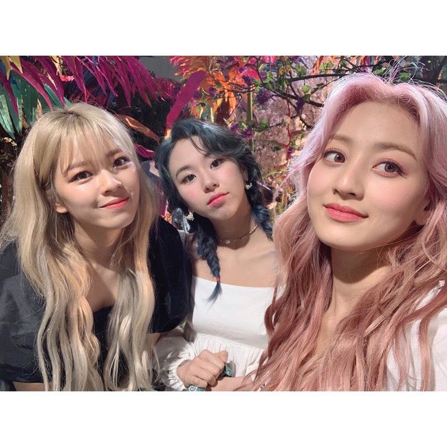 Di sela-sela syuting video klip More & More, para member pun tak lupa untuk selfie dan menunjukkan visual mereka yang menawan. Kali ini Jihyo, Chaeyoung, dan Jeongyeon pun memperlihatkan penampilan makeup yang seperti biasa menekankan konsep manis dan natural. Foto: Instagram @twicetagram