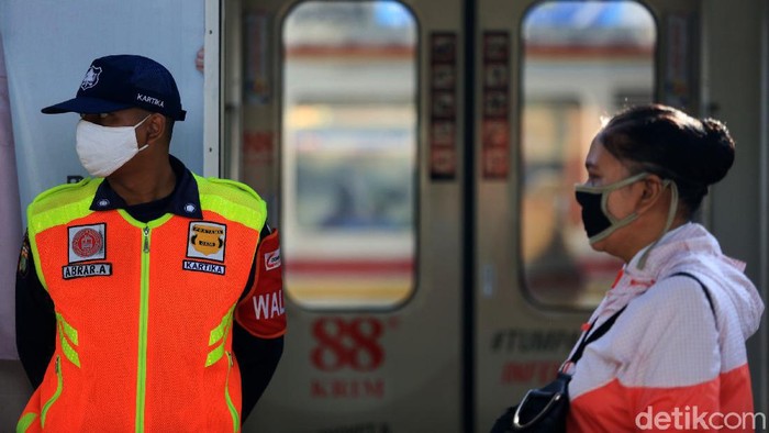 Jawa Barat bersiap menerapkan fase kenormalan baru. Protokol ini akan diterapkan di transportasi publik. Begini kondisi di gerbong KRL jelang new normal.
