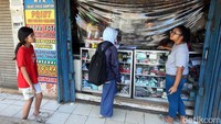 Meminimalisir penyebaran virus Covid-19 (Corona), warung dan toko di wilayah Kabupaten Bogor kini diberi tirai pembatas plastik.
