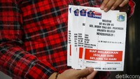 Stiker tersebut bertulisan PENGHUNI RUMAH INI BARU DATANG DARI KAMPUNG, DAN DALAM MASA KARANTINA. Lalu stiker lainnya tertulis identitas pemilik rumah. Di bawah identitas tersebut, tertulis Siap melakukan isolasi diri selama 14 hari.