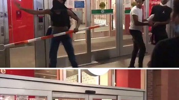 Sekelompok orang membentuk barikade untuk menghalangi perusuh yang berniat menjarah toko di tengah demonstrasi. Foto: via Bored Panda