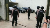 KPK melakukan penggeledahan di sejumlah lokasi untuk mengumpulkan barang bukti kasus yang menimpa Nurhadi. Salah satu lokasi yang digeledah adalah rumah mertua Nurhadi pada Rabu (26/2/2020). Rumah yang digeledah KPK tersebut berada di Jalan Ade Irma Suryani, Kelurahan Sembung, Kecamatan/Kabupaten Tulungagung. Adhar Muttaqien/detikcom.