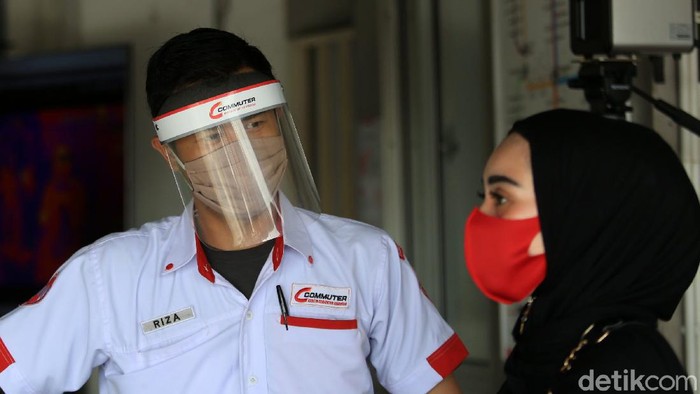 Jawa Barat bersiap menerapkan fase kenormalan baru. Protokol ini akan diterapkan di transportasi publik. Begini kondisi di gerbong KRL jelang new normal.