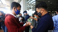 Petugas membantu warga yang akan mengurus pembayaran pajak kendaraan bermotor.