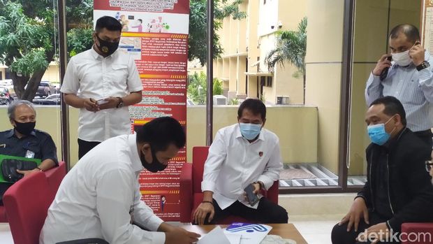 Kepala Badan Perlindungan Pekerja Migran Indonesia (BP2MI) Benny Rhamdani menyambagi Bareskrim Polri (Luqman Nurhadi Arunata/detikcom)