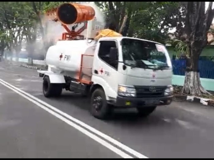 Mobile gunner dan pikap berlambang PMI menyemprot disinfektan