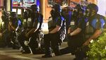 Momen Polisi AS Berlutut Dukung Demo Kematian Floyd