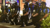 Aksi ini untuk mendukung demonstran yang menggelar aksi terkait kematian George Floyd. Seperti diketahui, Floyd meninggal pada Senin (25/5), di Kota Minneapolis saat ditangkap oleh empat orang polisi. Dalam video yang beredar luas di media sosial, polisi menjatuhkan Floyd di tanah, lalu polisi lain menekukkan lutut ke leher Floyd sampai dia merasa kesakitan. Kemudian, Floyd dinyatakan meninggal di rumah sakit.