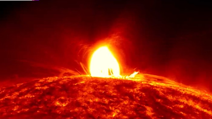 Solar Dynamics Observatory milik NASA baru saja merekam solar flare atau suar Matahari, yaitu ledakan terbesar yang terjadi di bintang tersebut sejak tahun 2017. Kini dengan terjadinya solar flare itu, ada kemungkinan Matahari bakal sangat aktif kembali.