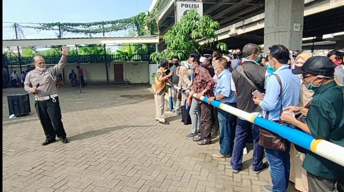 Warga antre perpanjang SIM di Jaktim