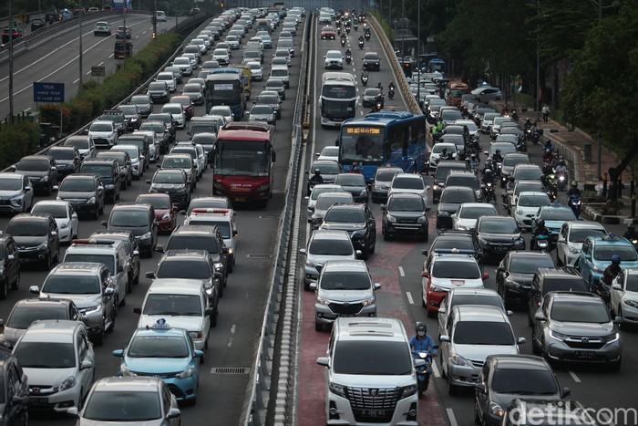 Meski masih tersisa 2 hari lagi PSBB di DKI Jakarta yang akan segera berakhir, kondisi jalanan Ibu Kota sudah terlihat padat dan kembali Macet. Ini potretnya.