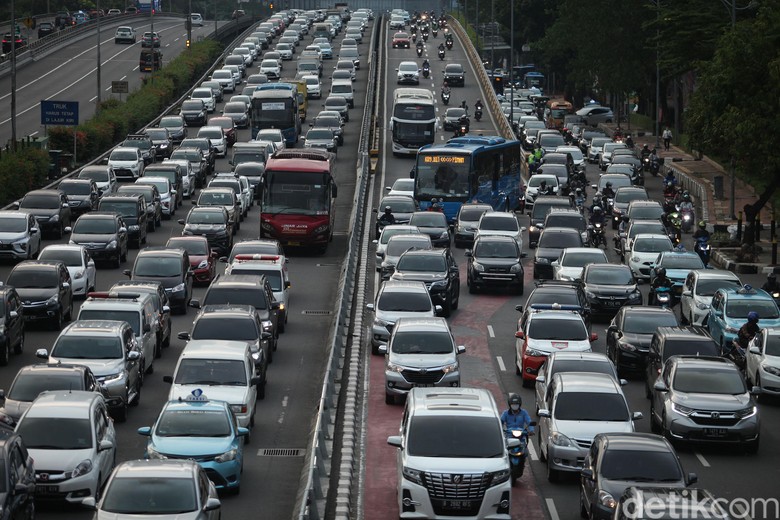 Potret Jakarta Kembali Macet di Akhir PSBB Meski masih tersisa 2 hari lagi PSBB di DKI Jakarta yang akan segera berakhir, kondisi jalanan Ibu Kota sudah terlihat padat dan kembali Macet. Ini potretnya.