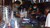 Industri rumahan tersebut dalam sehari rata-rata memproduksi 150 buah pelindung wajah dengan harga antara Rp15.000 hingga Rp25.000 per buah, sedangkan yang menggunakan helm proyek Rp65.000 hingga Rp70.000 per buah tergantung kualitas bahan.