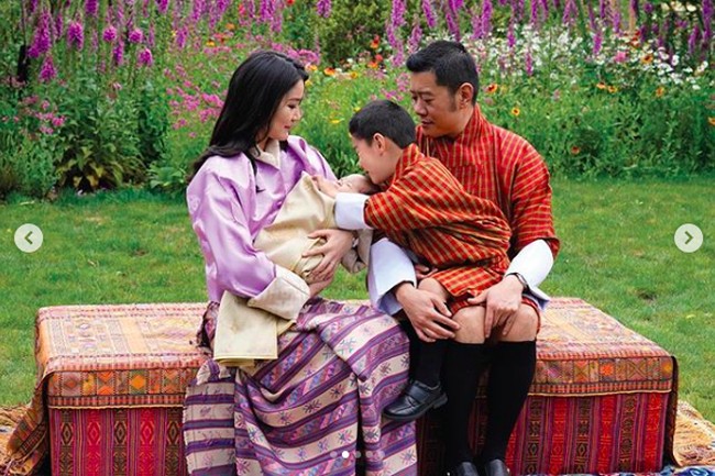 Foto perdana Ratu Jetsun Pema dan anak keduanya ini dirilis di Instagram @queenjetsunpema bertepatan dengan ulang tahun istri dari Raja Bhutan tersebut. Ratu Jetsun berulang tahun yang ke-30 pada 4 Juni 2020 ini. Foto: Instagram @queenjetsunpema