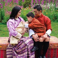 Foto perdana Ratu Jetsun Pema dan anak keduanya ini dirilis di Instagram @queenjetsunpema bertepatan dengan ulang tahun istri dari Raja Bhutan tersebut. Ratu Jetsun berulang tahun yang ke-30 pada 4 Juni 2020 ini. Foto: Instagram @queenjetsunpema