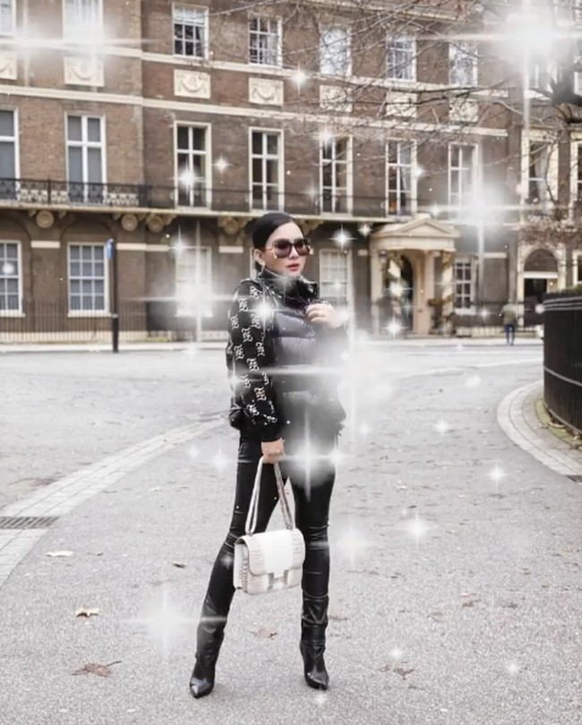 Syahrini pun bergaya #ootd di jalanan kota London sambil menenteng tas Hermes seri Himalayan Constance 24 miliknya. Foto: Instagram @ princessyahrini