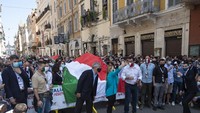 Para warga juga terlihat turun ke jalan dengan membawa atribut bendera Italia.