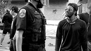 Foto yang menghangatkan hati melihat pendemo dan polisi satu suara. Foto: via Bored Panda