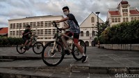 Beberapa aktivitas tetap berjalan normal di kawasan ini. Terlihat ada dua orang warga tengah bersepeda.