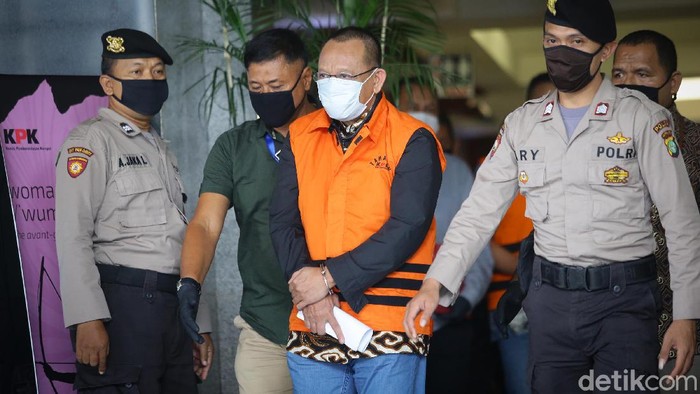 KPK mengumumkan penangkapan tersangka kasus suap-gratifikasi Rp 46 miliar, eks Sekretaris Mahkamah Agung (MA) Nurhadi dan menantunya, Rezky Herbiyono.