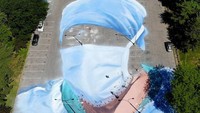Mengenakan masker dan penutup kepala, Dokter Ydelfonzo Decoo adalah seorang dokter Latino yang berjuang melawan pandemi di New York.  