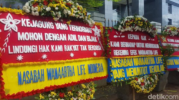 Karangan bunga berjejer di PN Jakpus jelang sidang dakwaan kasus Jiwasraya (Zunita Amalia Putri/detikcom)