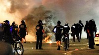 Asap dari gas air mata mengepul di sejumlah titik di luar Balai Kota Orlando pada Selasa, 2 Juni 2020. 