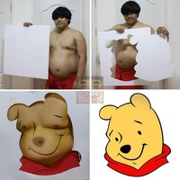 Setelah sebelumnya memanfaatkan dagu untuk bercosplay, kali ini LonelyMan memanfaatkan perutnya untuk jadi seperti Pooh. Yang dibutuhkan hanyalah bawahan berwarna merah dan sedikit goresan tinta hitam untuk mempertegas bentuk wajah Pooh di perutnya, serta kertas putih yang sudah dibentuk menyerupai bentuk wajah Pooh. Foto: Instagram @lowcost_cosplay