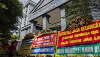Karangan bunga ini dikirimkan oleh para nasabah yang dirugikan terkait kasus Jiwasraya ini.