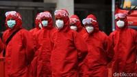 Penyemprotan dilakukan oleh Dinas Pemadam Kebakaran DKI Jakarta.