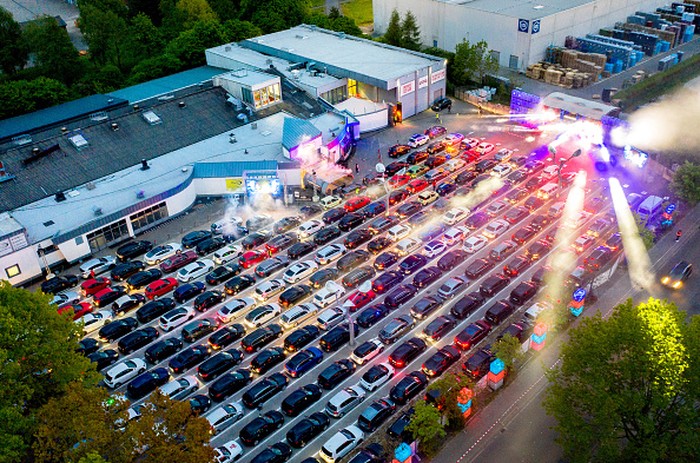 30 April 2020, Lower Saxony, Schüttorf: Guests park their cars during a car disco on the parking lot of the disco 