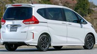 Oiya, untuk menguatkan karakter sporty spoiler atap dan bumper belakang juga dipercantik untuk mengimbangi elemen difusser serta vertikal reflektor. Foto: Pool