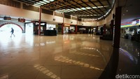 Rest area ini bak mati suri karena tidak banyak pengunjung yang datang.