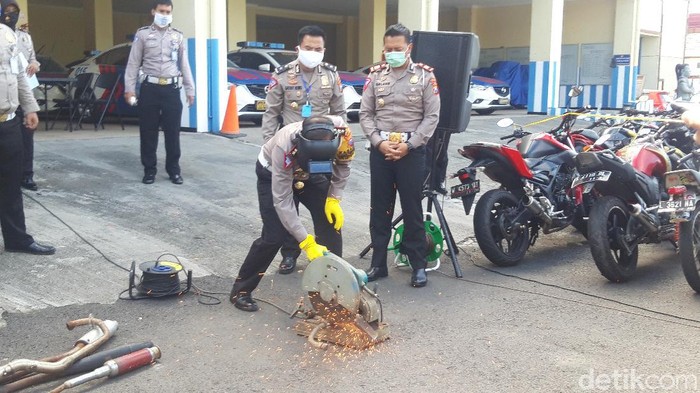 polisi amankan ratusan motor